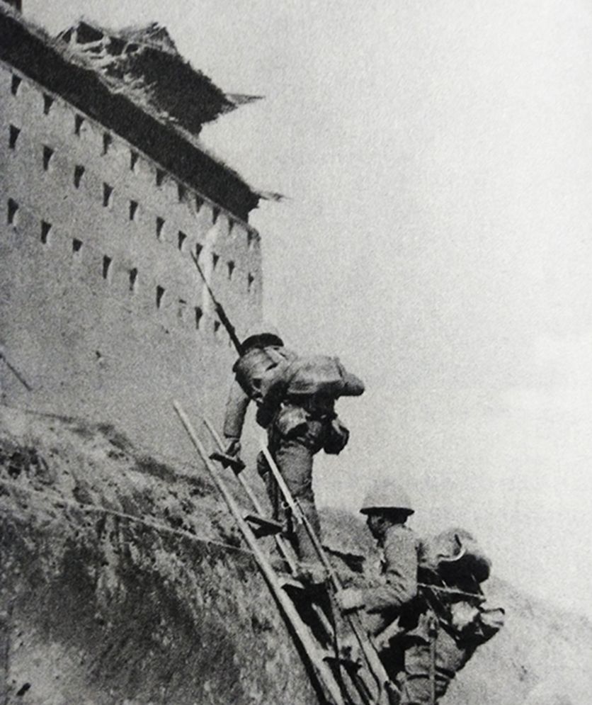 1938年初,中国抗日战场,日军进攻太原,手持三八式步枪的日军士兵正用梯子攀爬城墙。
