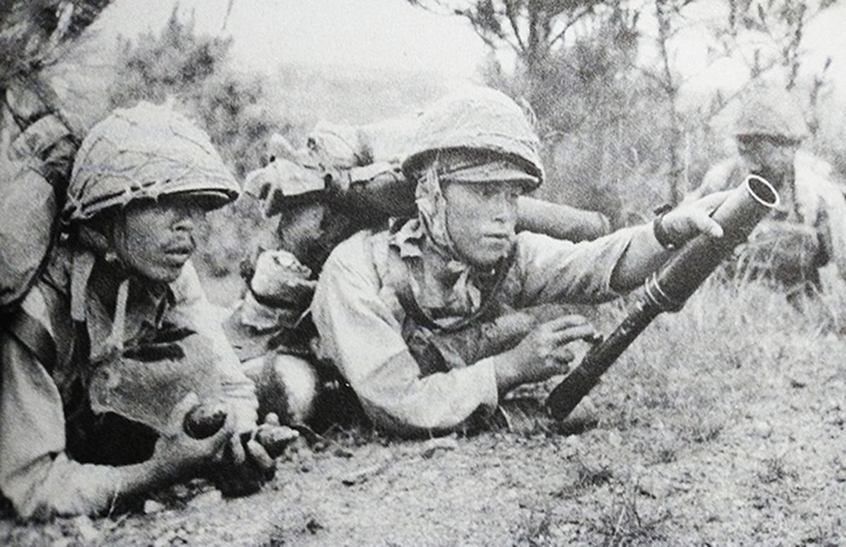 1942年5月,「浙赣战役」期间,在浙江金华地区作战的日军第14军步兵师团步兵正使用89式50毫米掷弹筒攻击中国抗日军队的阵地。