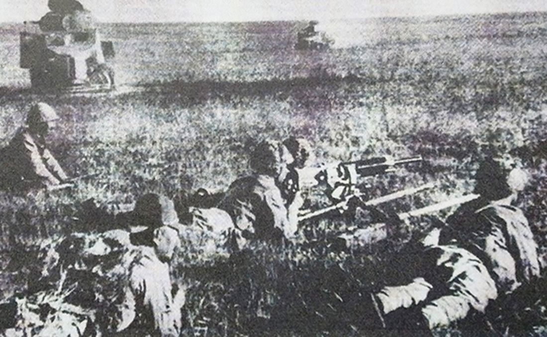 1939年,蒙古哈拉哈河,日军的一个九二式重机枪分队正在与苏军激战,阵地旁边还有2辆被击毁的苏军BA-10轻型坦克。在这次战斗中,苏军在著名将领朱可夫的指挥下完胜日军。
