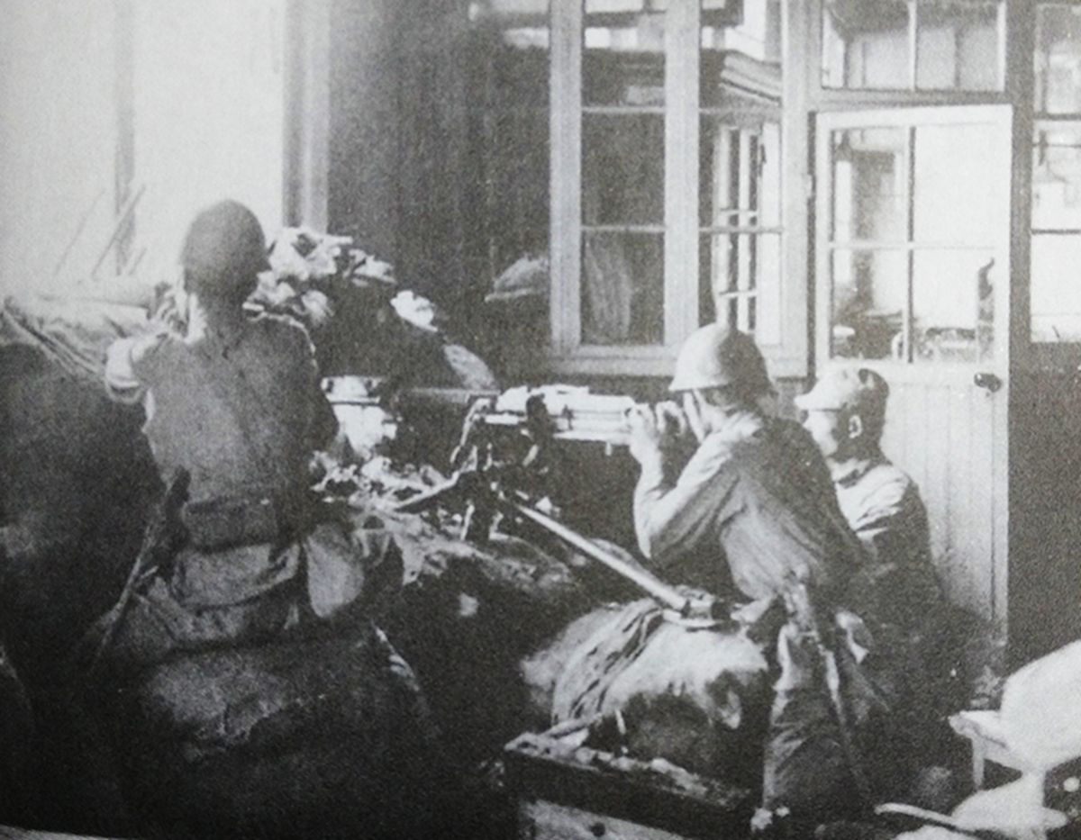 1937年7月,中国抗日战场,侵占天津的日军在城内楼房中设置的一处九二式重机枪阵地。