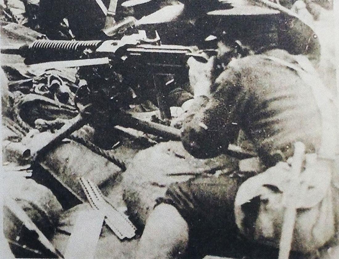1937年9月,中国抗日战场,淞沪会战期间,上海市区内日本海军陆战队一挺九二式重机枪正在向中国抗日守军猛烈射击。