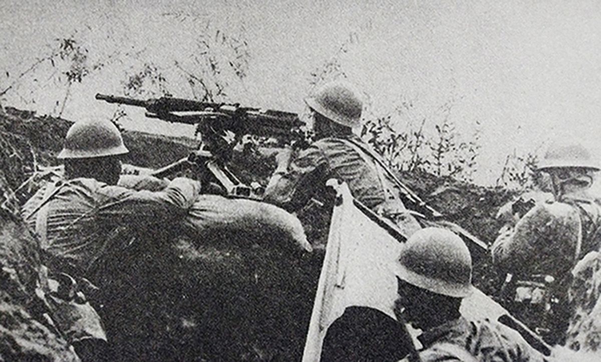 1937年7月,「七七事变」期间,进攻宛平城的日军正在使用一挺九二式重机枪向守城的中国军队射击。