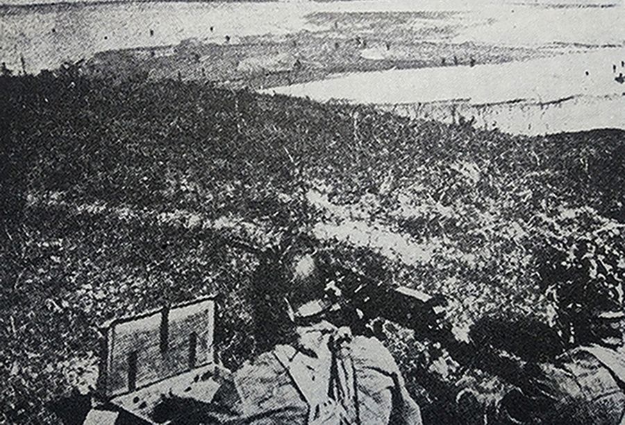 1944年5月,中国抗日战场,日军一挺九二式重机枪正在向进攻湖南岳阳地区的步兵提供火力支援。