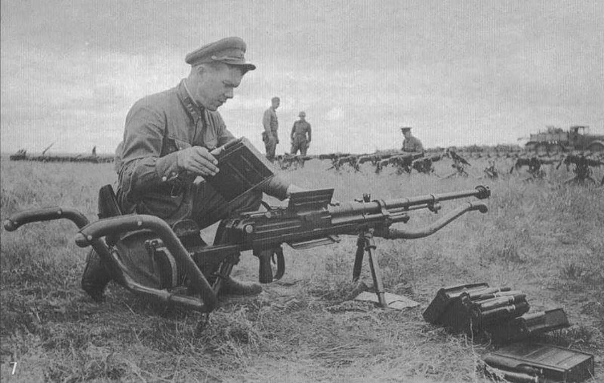 1939年「诺门罕事件」期间，苏军士兵在北满边境检查缴获的九七式反坦克步枪，可见其大型枪口制退器、顶部弹匣以及前后两组携行握把。