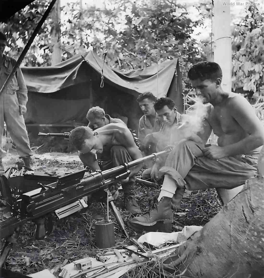 1944年，印尼巴布亚省的荷兰迪亚地区，美军正在检查维护一挺携获的20毫米九七式反坦克枪。