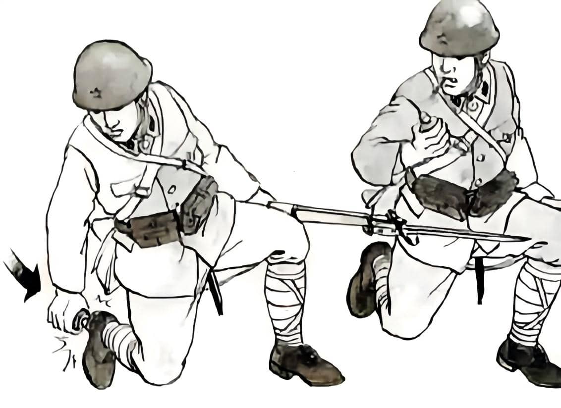 1943年太平洋战争期间，日军士兵投掷九七式手榴弹前，将弹体引信顶部在钢盔边缘用力磕击，以触发撞击引信点燃4-5秒延期药管。