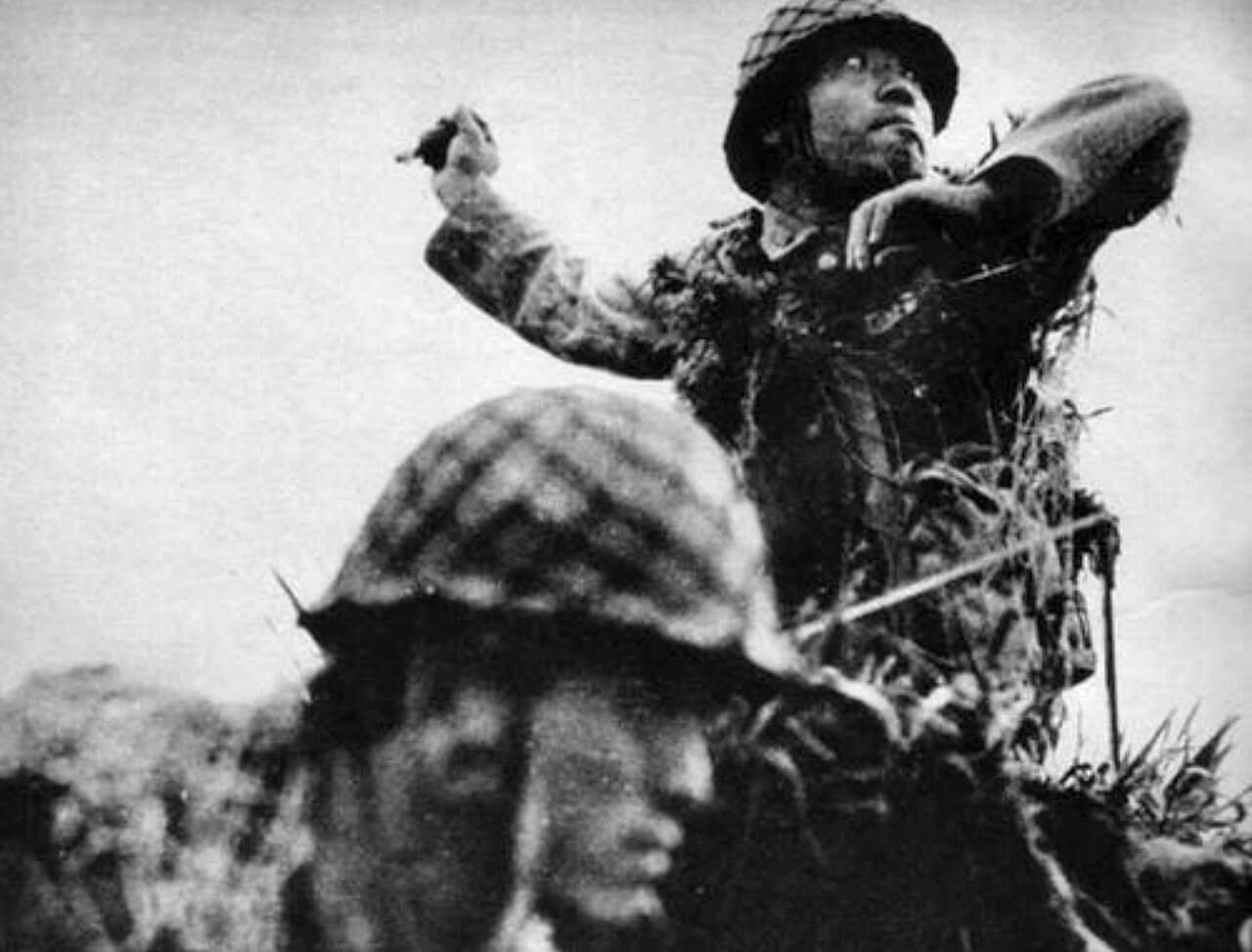 1942年，所罗门群岛，一名日军士兵正在投掷九一式手榴弹。