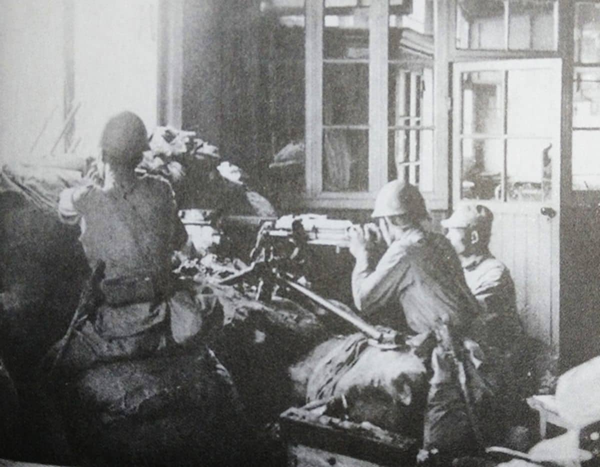 1937年7月,中国抗日战场,侵占天津的日军在城内楼房中设置的一处九二式重机枪阵地。
