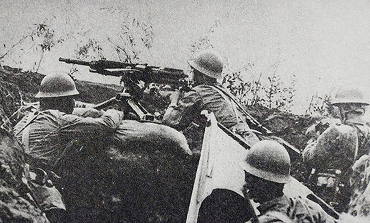 1937年7月,「七七事变」期间,进攻宛平城的日军正在使用一挺九二式重机枪向守城的中国军队射击。