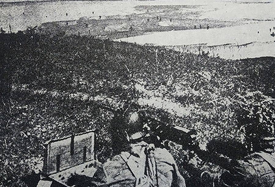 1944年5月,中国抗日战场,日军一挺九二式重机枪正在向进攻湖南岳阳地区的步兵提供火力支援。