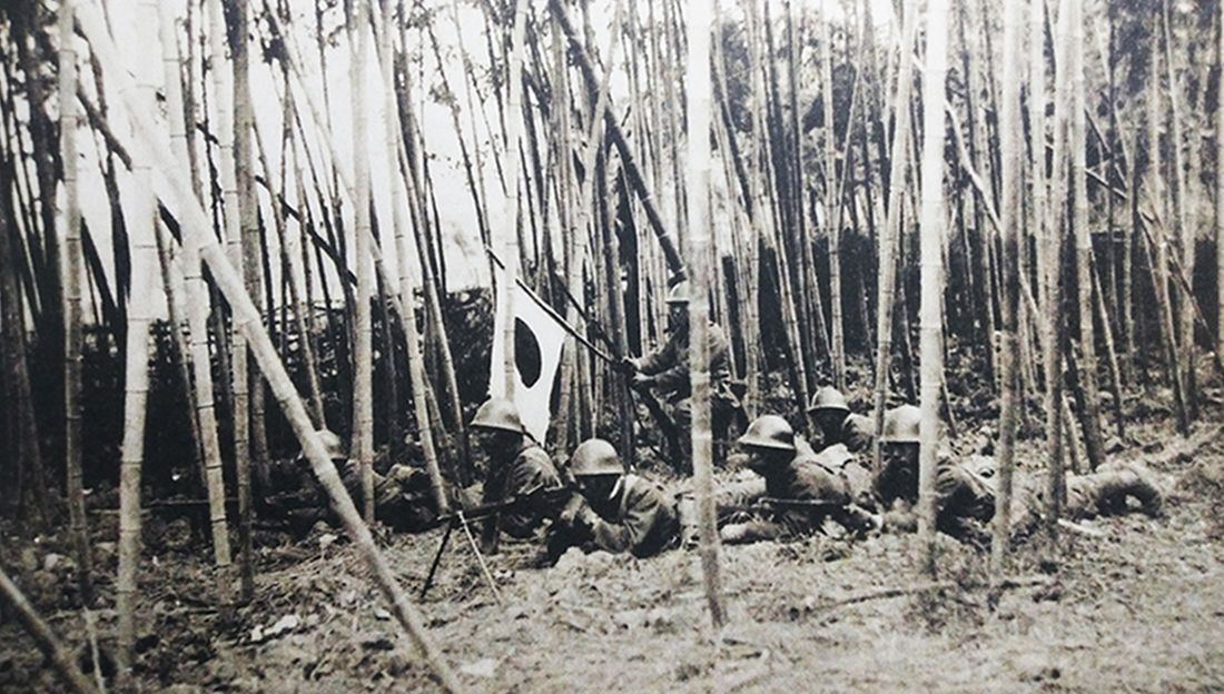 1937年,中国抗日战场,淞沪会战期间,一支日军小队隐藏在江湾前线竹林中准备出击,小队前方是一挺11式轻机枪。