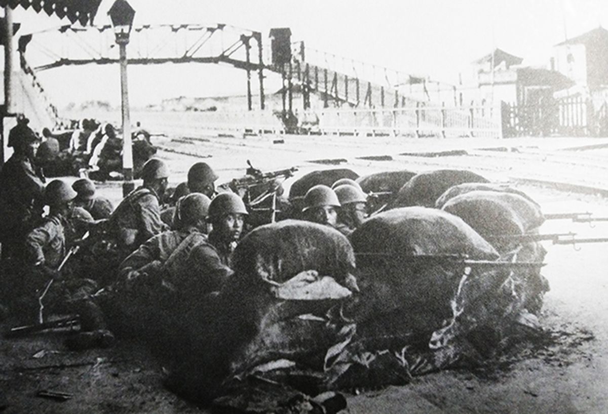 1937年,中国华北抗日战场,一支与坚守廊坊铁路车站的中国军队作战的日军部队。在日军阵地上,一挺11式轻机枪正瞄着铁道另一侧的车站楼房,进行战斗警戒。