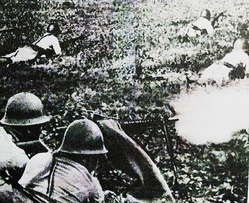 1942-1943年,中国抗日战场,日军一挺11式轻机枪正在向中国军队阵地猛烈开火。