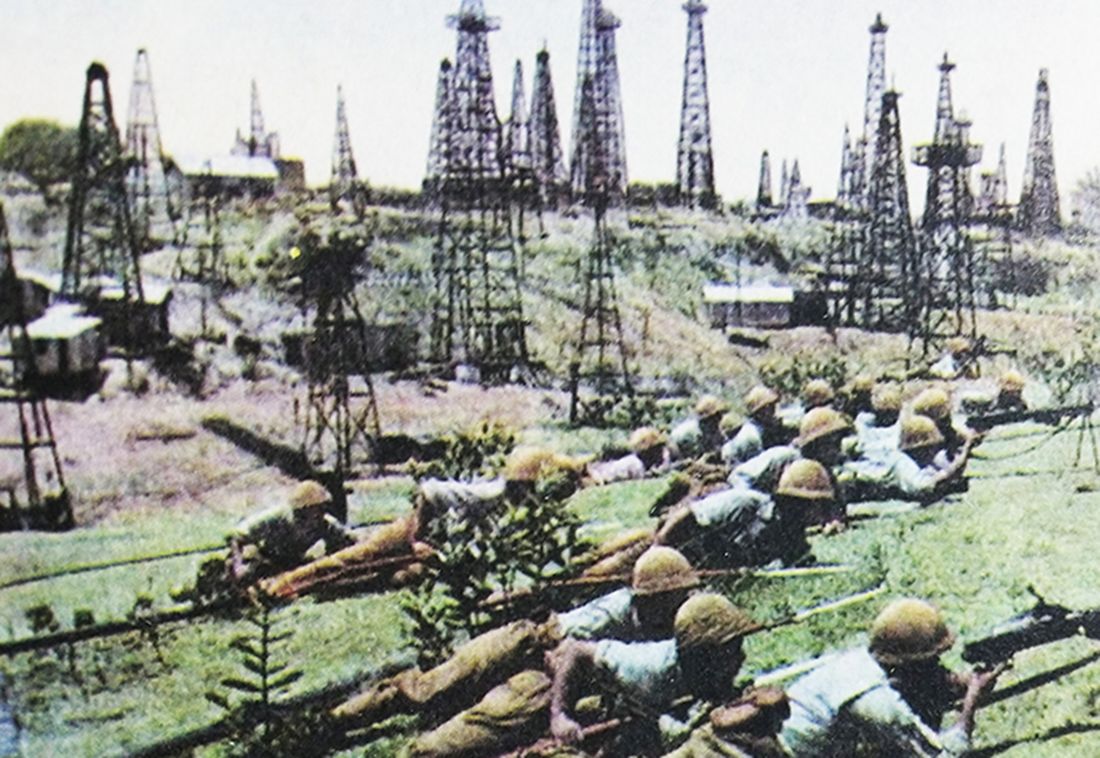 1942年1月,日军进攻东印度群岛油田,日军阵地上的两挺11式轻机枪作为火力支援。