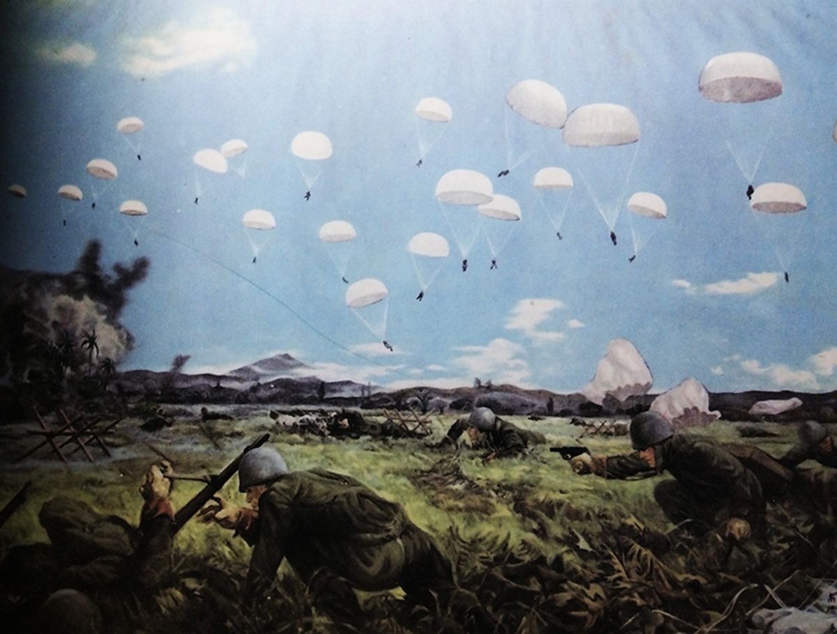 绘图:1942年1月,日本海军伞兵部队进攻苏拉威西岛,一名军官手持南部14式手枪开火,但该手枪有效射程只有50米,在战场上的实际作战中几乎没有什么杀敌效果。