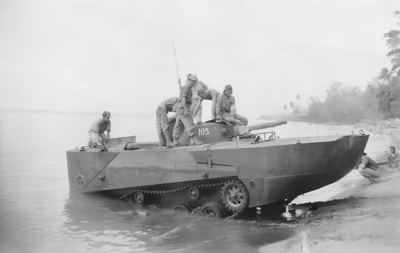 1945年,澳大利亚士兵测试一辆装有前后配套浮筒的特二式内火艇。