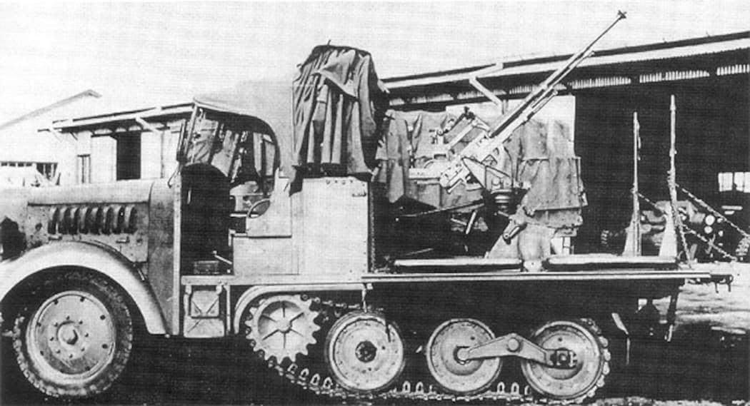 这是搭载在九八式甲型半履带牵引车(Type 98 Ko-Hi)上的九八式20毫米高射自动炮车图片。