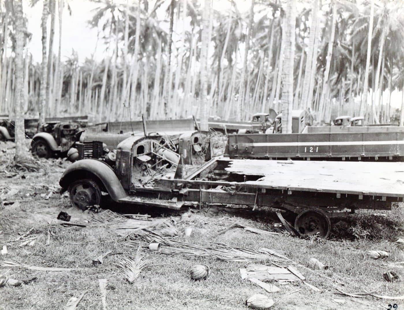 1942年,瓜达尔卡纳尔岛,被美军击毁的日军卡车残骸,见证了「瓜达尔卡纳尔岛战役」中日军补给线的崩溃。