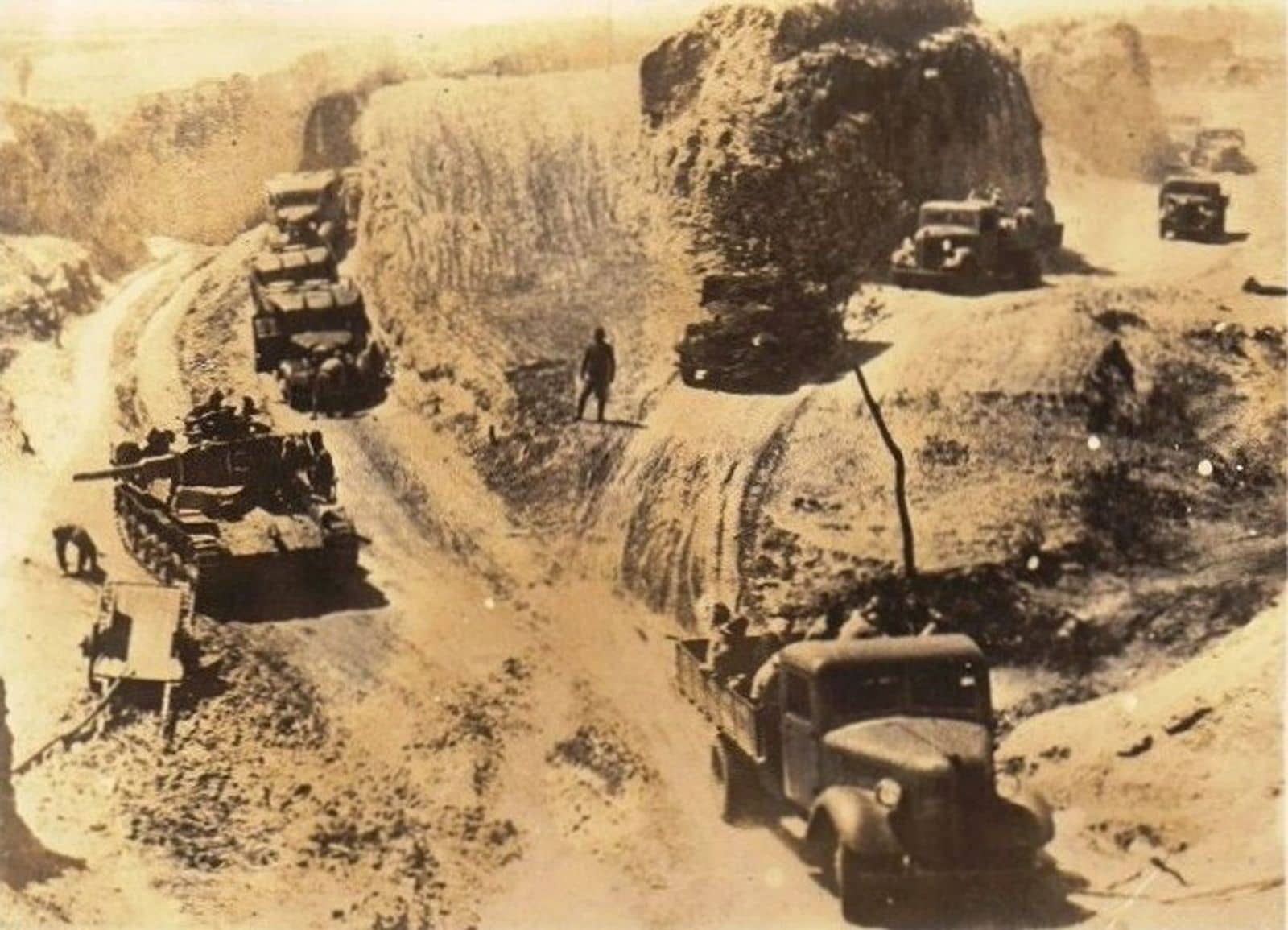 1944年,读卖新闻拍摄的日军机械化部队乘卡车向洛阳推进,属「一号作战」期间的豫中攻势。