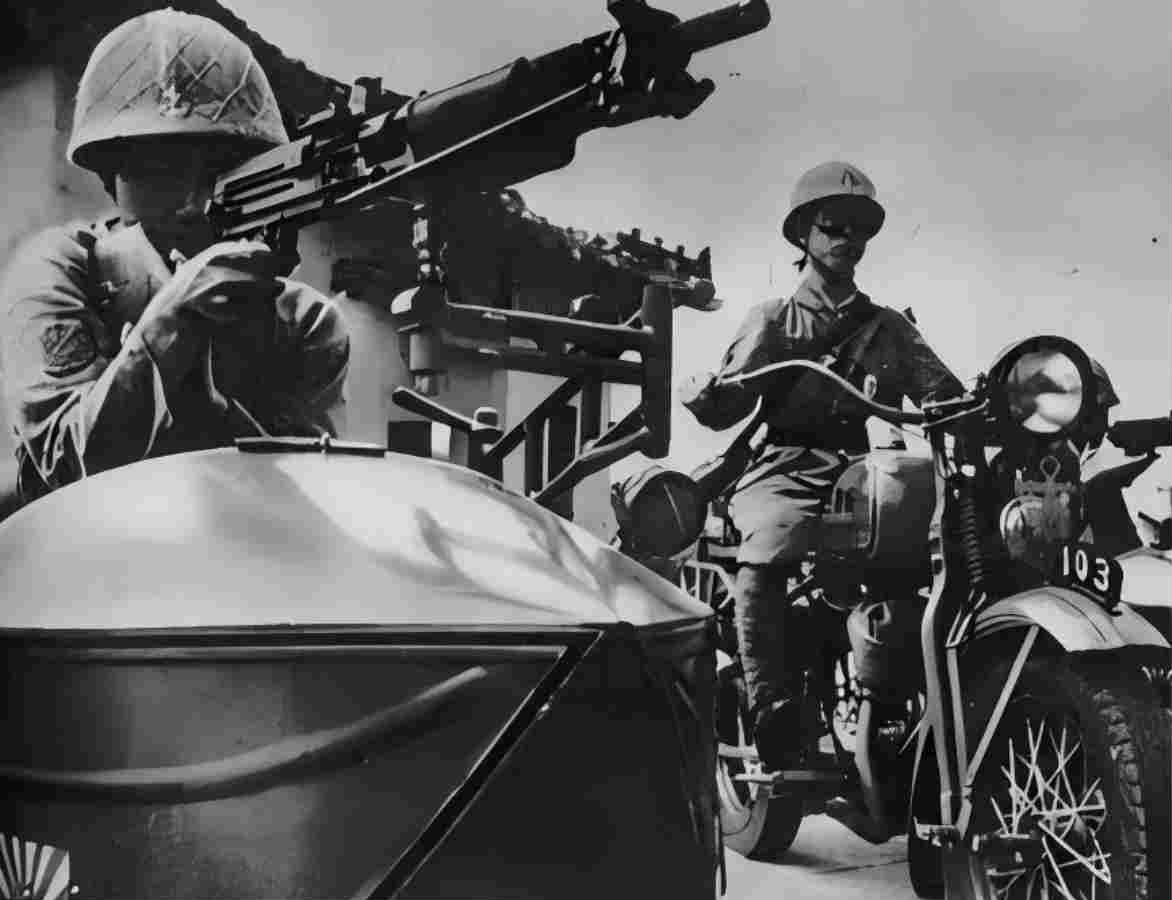 1939年,驻扎上海、骑乘九七式边三轮摩托车的日军宣传照。