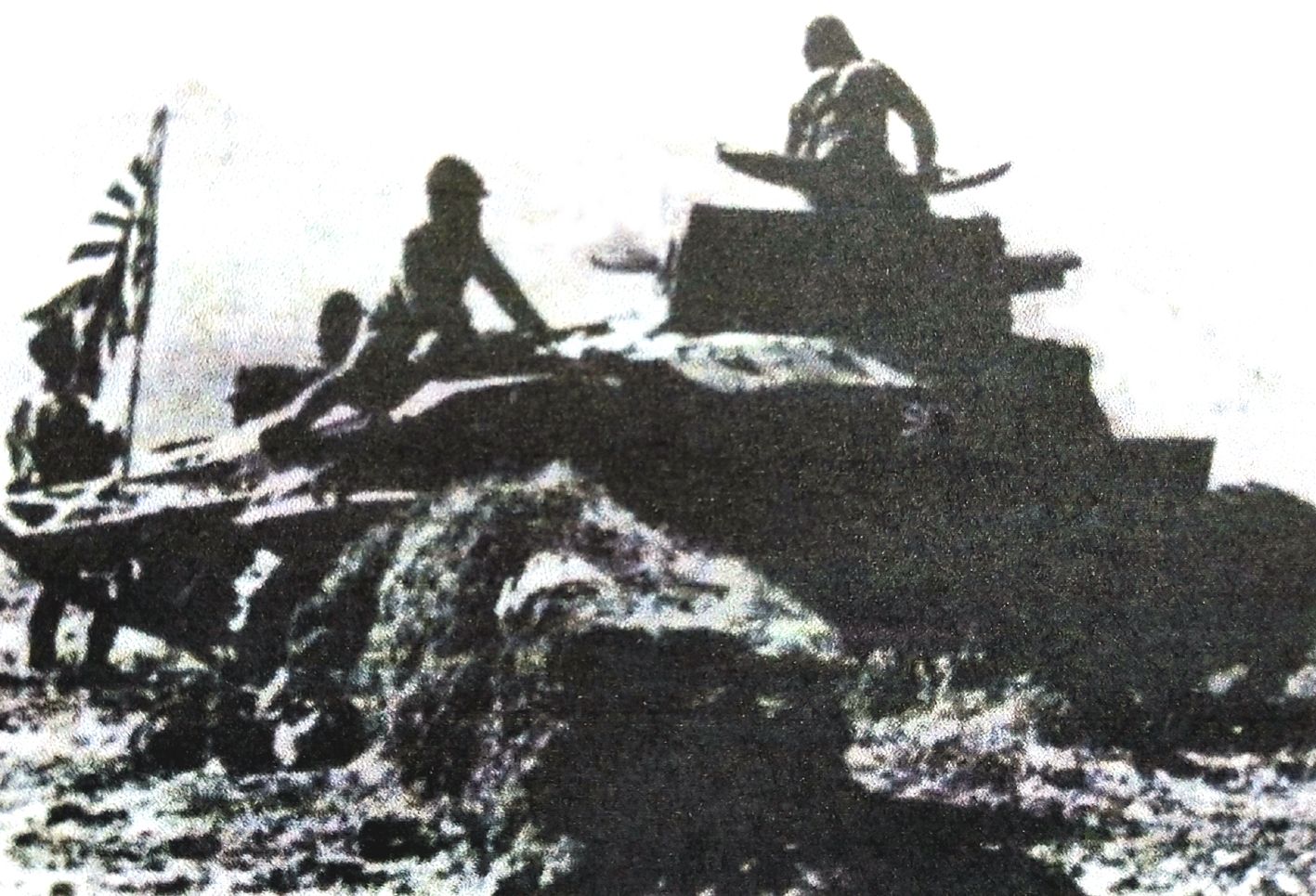 1942年，中国战场，侵华日军步兵正在跟随89-B中型坦克向前线进发。