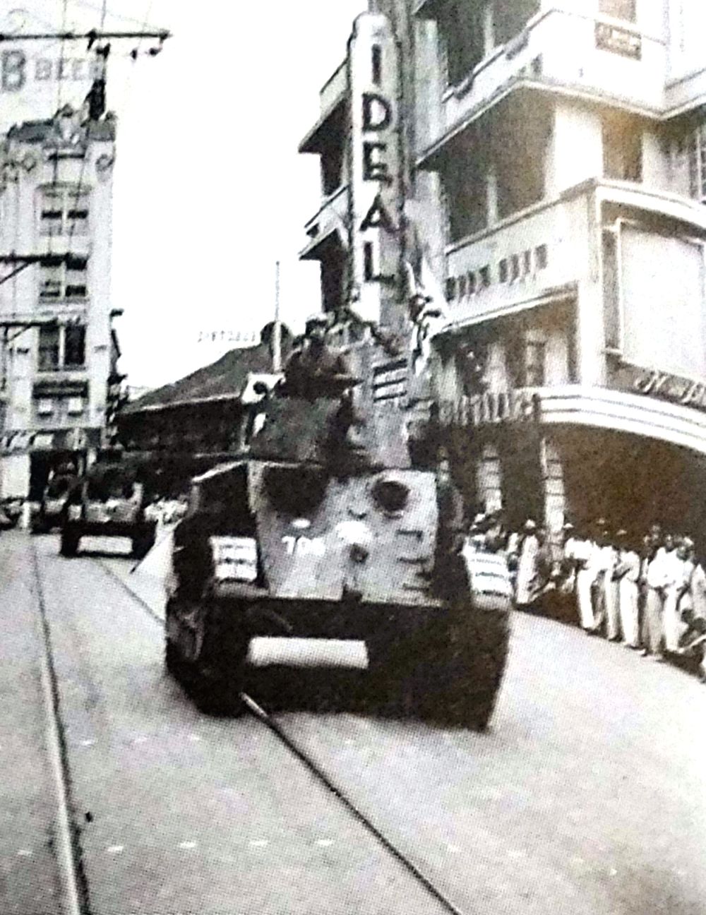 1942年，日军占领菲律宾后，一队89式中型坦克进入马尼拉。