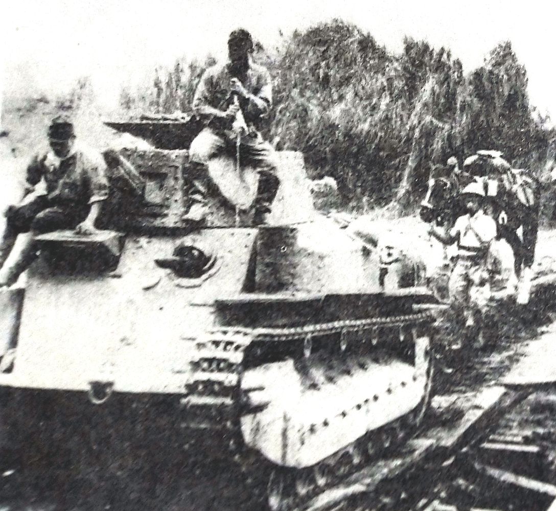 1942年，正在通过马尼拉郊外一条小桥的日军89式中型坦克。