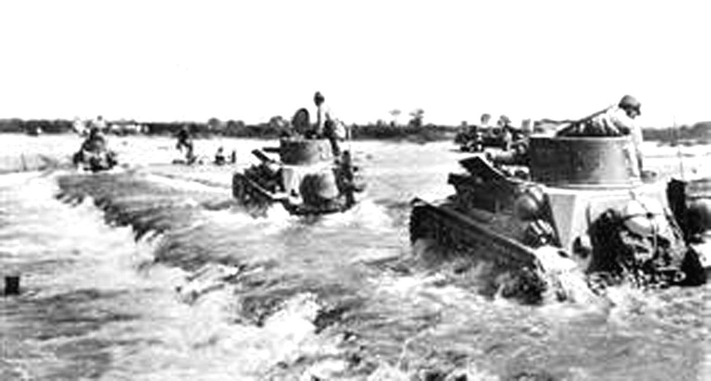 1941年湖南长沙会战，日军的94式坦克正在涉水渡河。