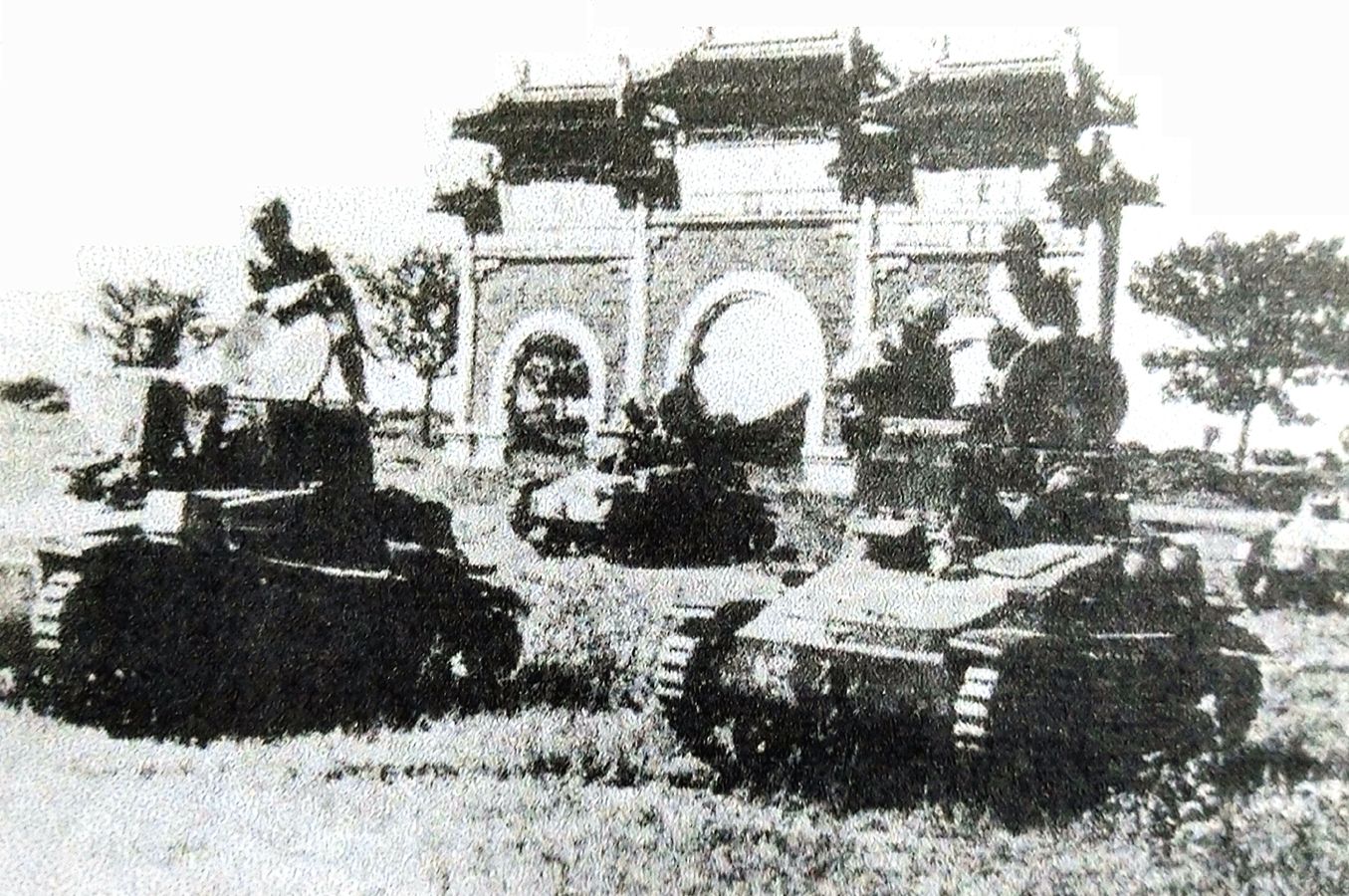 1940-1941年间，侵华日军的94式坦克在中国某地集结。