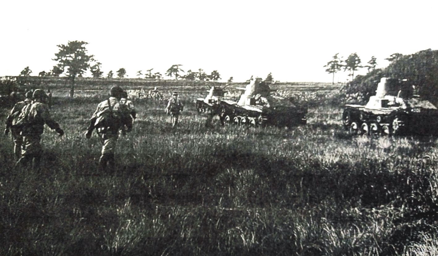 1944年，在中国东北地区，日本关东军95式轻型坦克与步兵正进行步坦配合作战的训练。