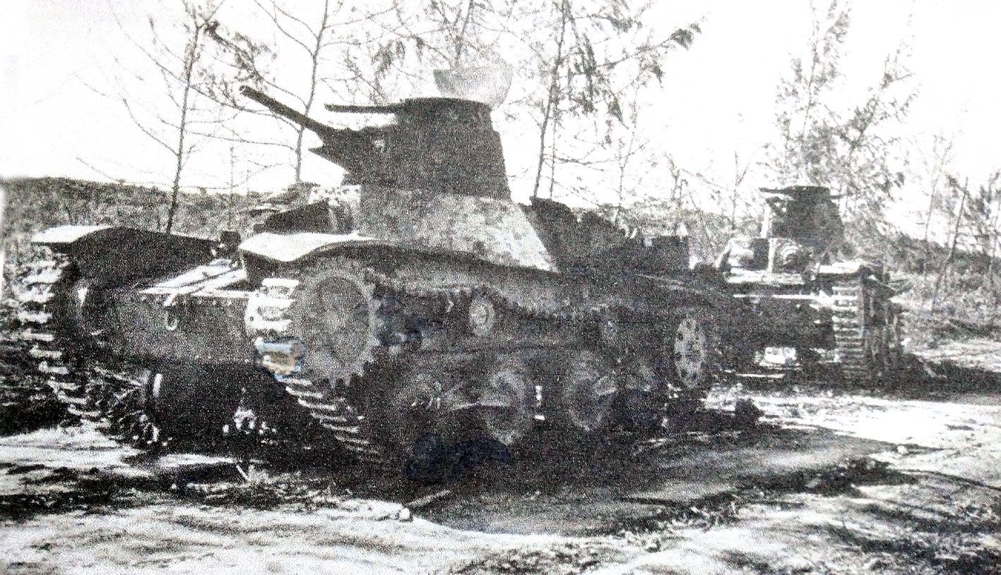 1945年缅甸战场，日军装甲部队被中美坦克部队打得丢盔弃甲，不是被击毁就是被丢弃，图中就是被日军丢弃的95式轻型坦克。