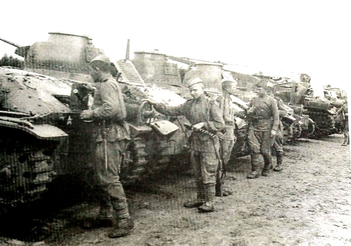 1945年中国东北，被苏联军队缴获的日本关东军装甲部队的95式轻型坦克。