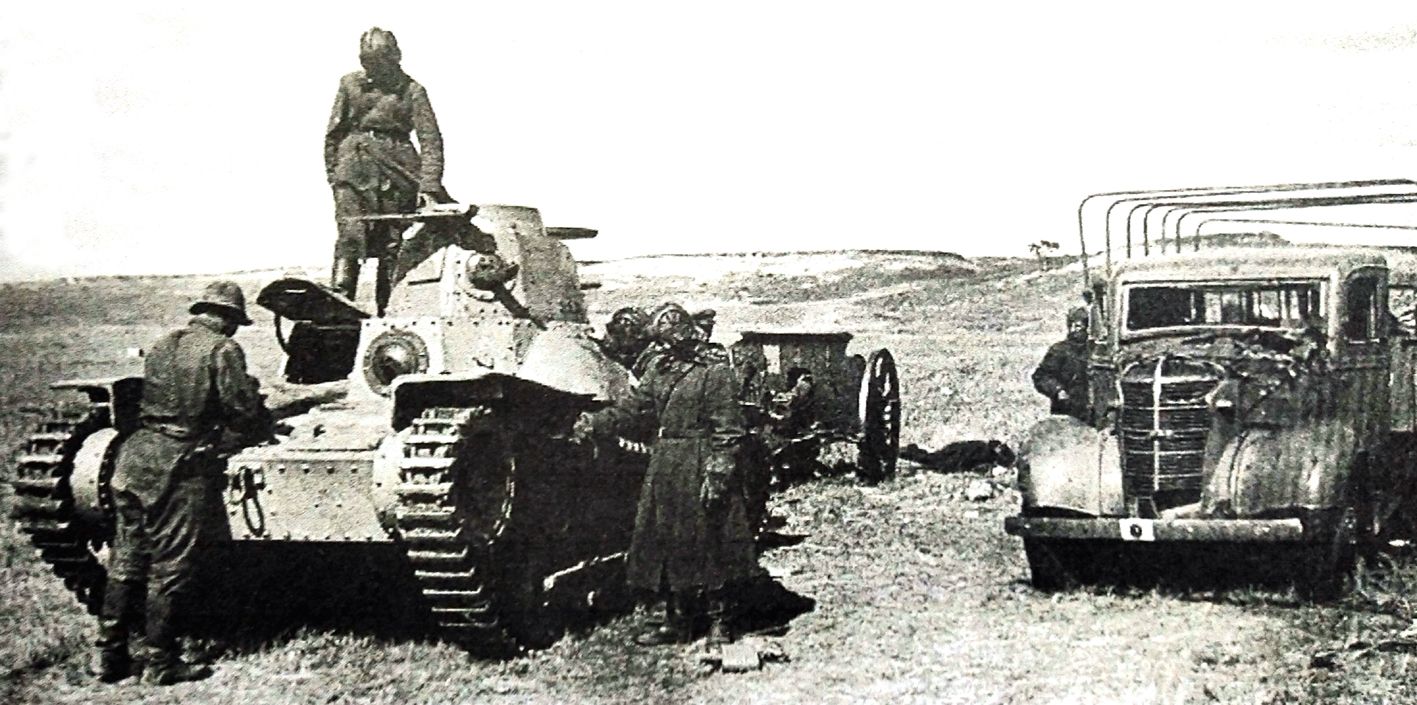 1939年6月，远东战场诺门坎战役，日军败退后，苏军士兵正在检查一辆日军遗弃的95式轻型坦克。