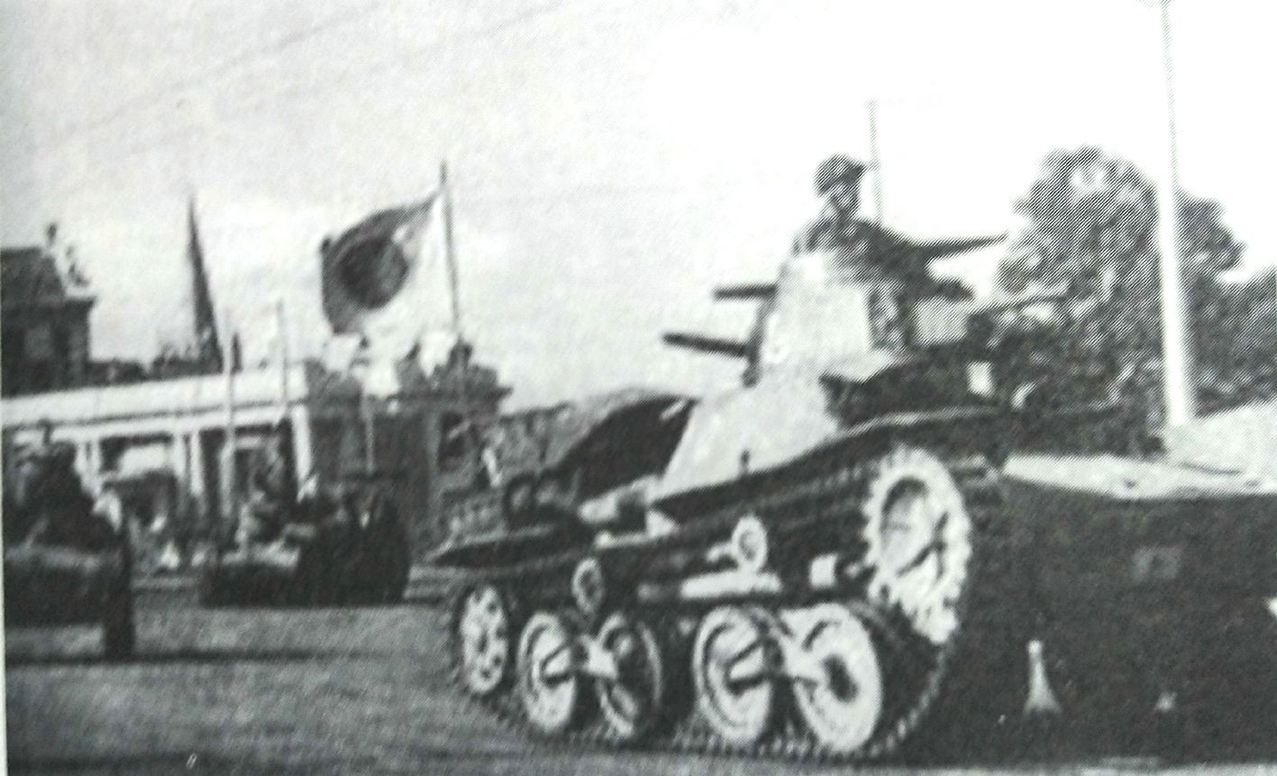 1941年12月，日军的95式轻型坦克中队在马来半岛快速挺进至新加坡，英军帕西瓦尔中将率部投降。