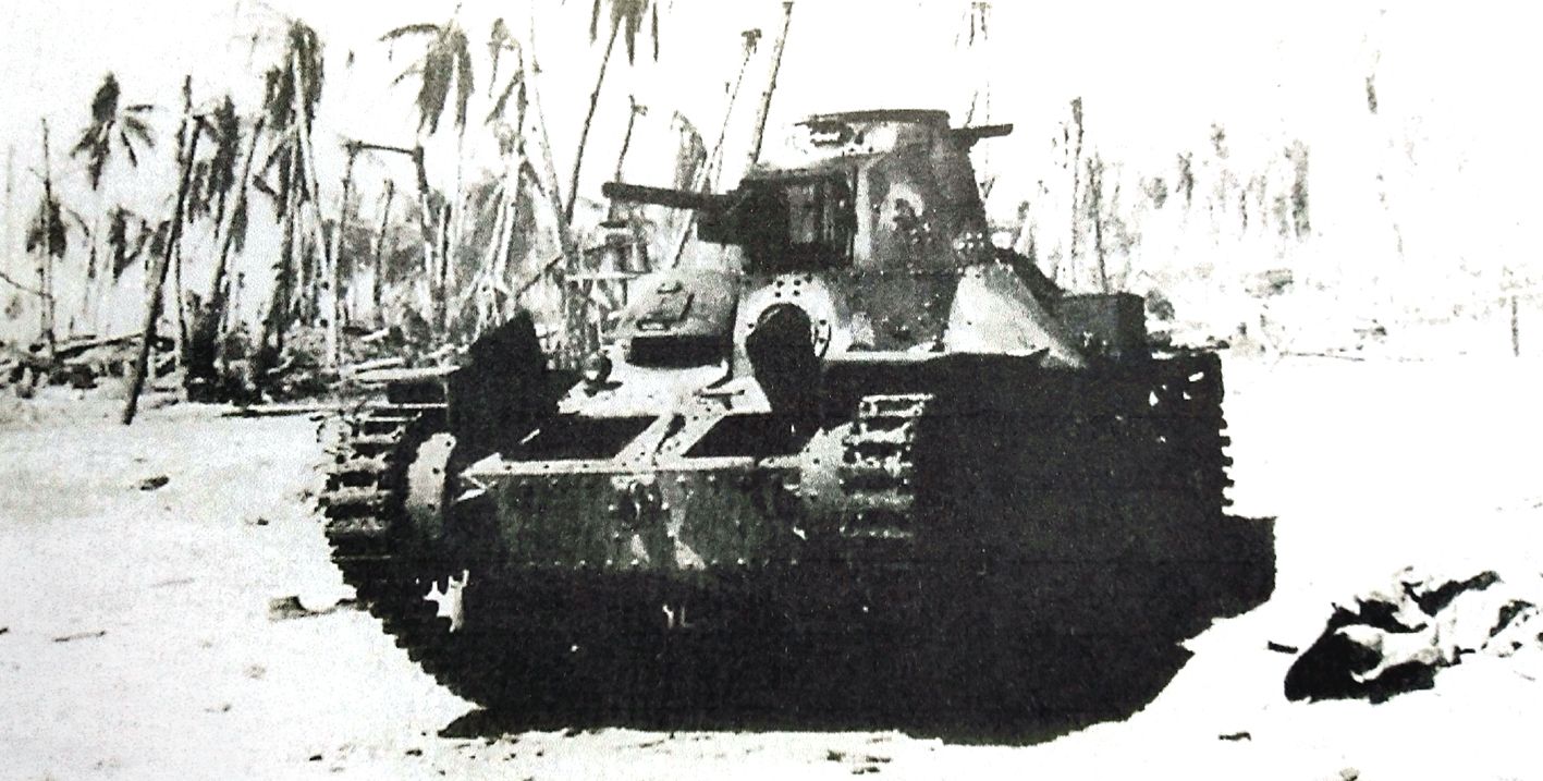 1943年11月，太平洋战场一岛屿，一辆被美军M4A2坦克击毁的日军95式轻型坦克。