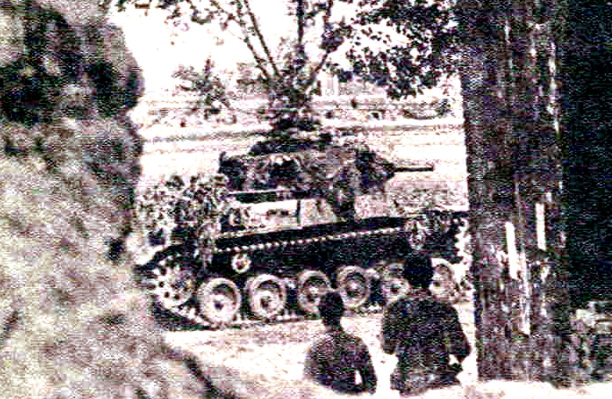 1944年，一辆日军97式中型坦克在中国洛阳附近驶过。