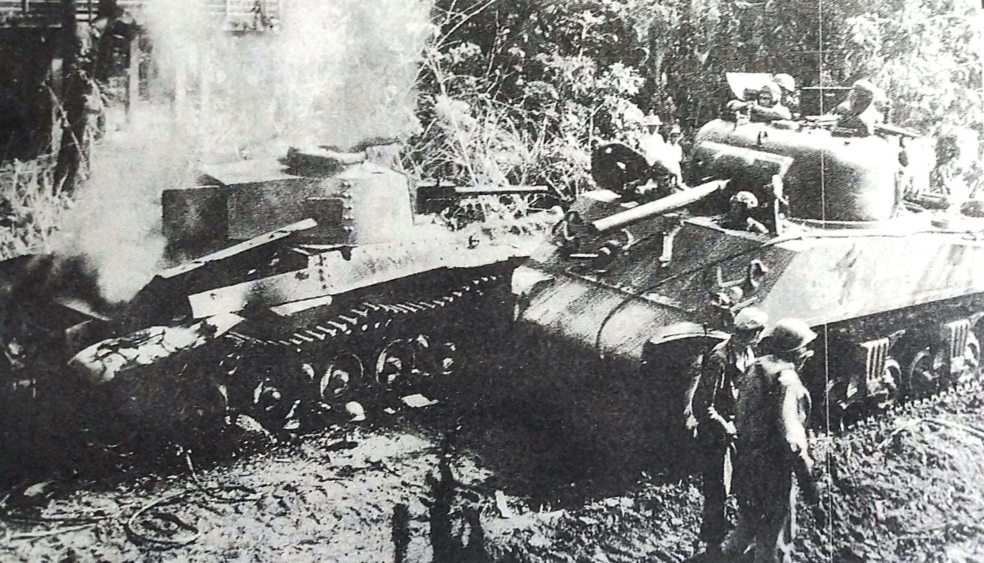 1944年底-1945年初，菲律宾战场，一辆日军97改中型坦克被美军坦克击中起火。