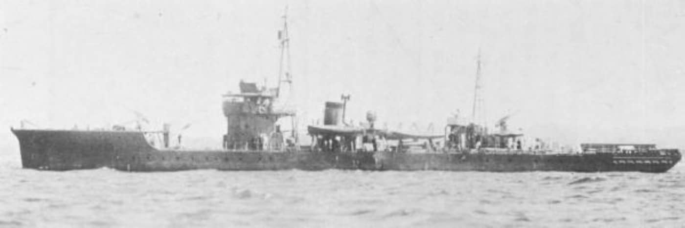 夏岛型「猿岛」号在馆山湾停泊（1942年夏）——敷设艇港湾警戒与布雷作业基地。