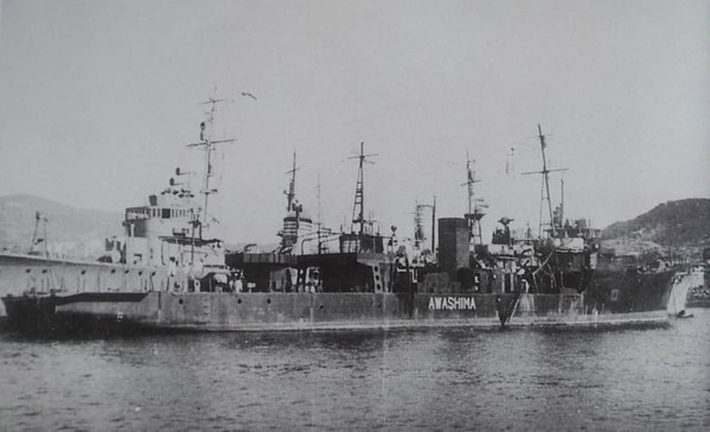 1947年春，停泊在佐世保港的神岛型布雷艇「淡岛」号，由于在战争结束时它尚未完工，因此战后被改造为负责运输归国战俘人员的特别运输舰。