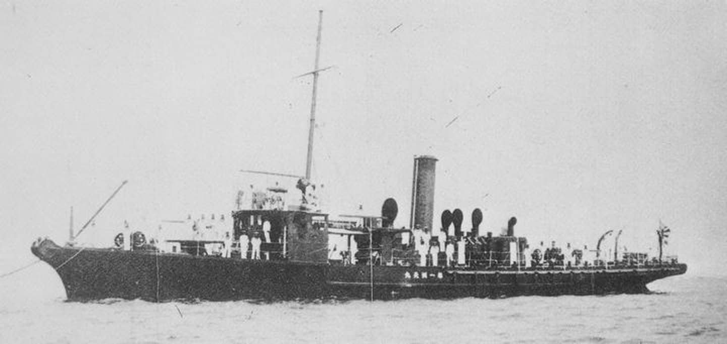 1913年刚建成下水的400吨级「第一测天丸」号布雷特务艇，此时它尚未装备火炮。由于其在1920年7月更名为「测天」号，导致后续下水的同型舰（及改型舰）被称为「测天」型布雷特务艇。注：该型艇建于大正年间（1910-1920年代），为400吨级的特务艇。与之前提到的700吨级测天型布雷艇（40年代建造，为专用布雷艇，如「浮岛」号）不同，该型艇吨位较小，航速较低，但存活率比700吨级的测天型更高，战后多移交给战胜国作为赔偿。