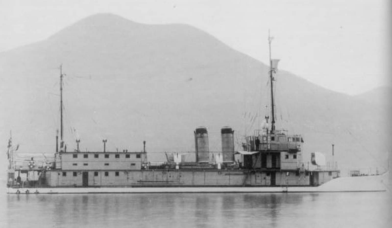 1933年4月23日，停泊在扬子江（即中国长江）上的日本海军热海级二见号炮舰。该舰于1930年2月28日竣工服役，1931年起便在中国领土上负责上海及长江一带的警戒任务，直到二战结束被中华民国海军接收更名为永安号。1949年11月29日，该舰与郝穴号一同起义投诚加入中国人民解放军海军，再次更名为珠江号，至20世纪60年代退役除籍。