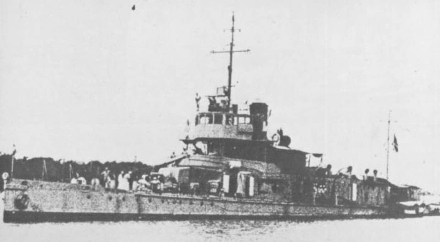 1942年打捞修复后的须磨号炮舰（原英军Moth号）。改装完成后被派往长江作战，成为日军长江炮舰的一员，1945年3月19日在长江下游触发中国水雷沉没。