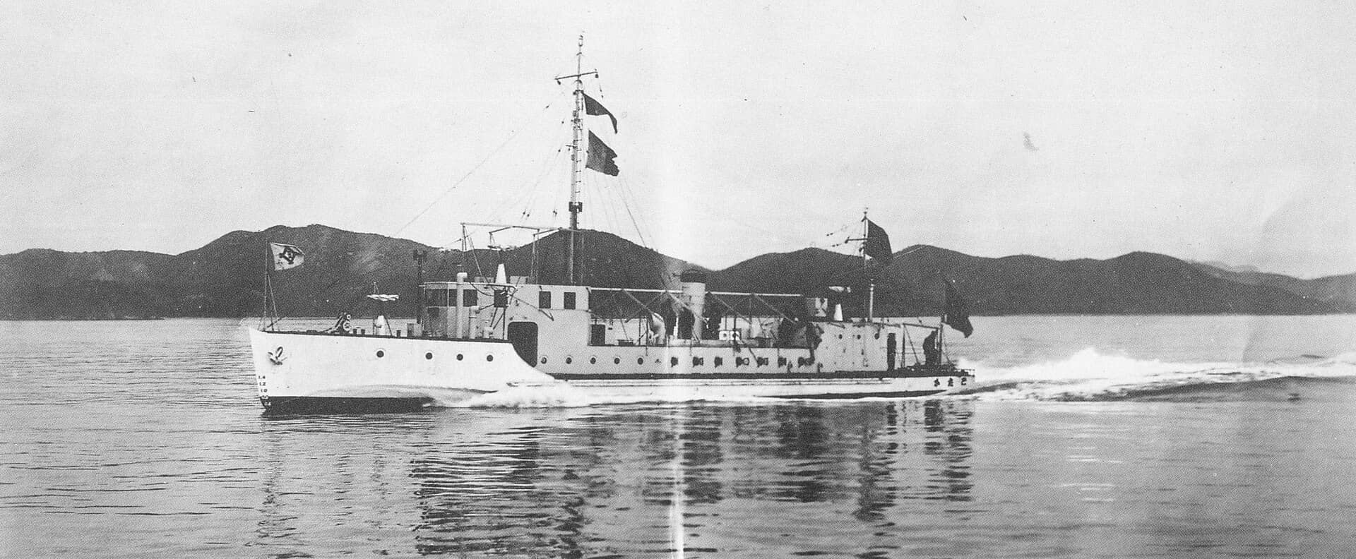 1929年12月30日，在玉野市外海进行海试的60吨级「豆炮舰」小鹰号。该型舰艇在日本海军体系内属于交通船，但在国际军事分类中也被归类为炮舰。因其能够执行常规炮舰无法进入的浅滩、河流支流及湖沼等水域的警戒任务而广受重用，该舰长期驻防长江，执行巡航、警备与护航任务，是侵华战争前期日本在长江上武力存在的象征。至1944年5月31日遭轰炸沉没。