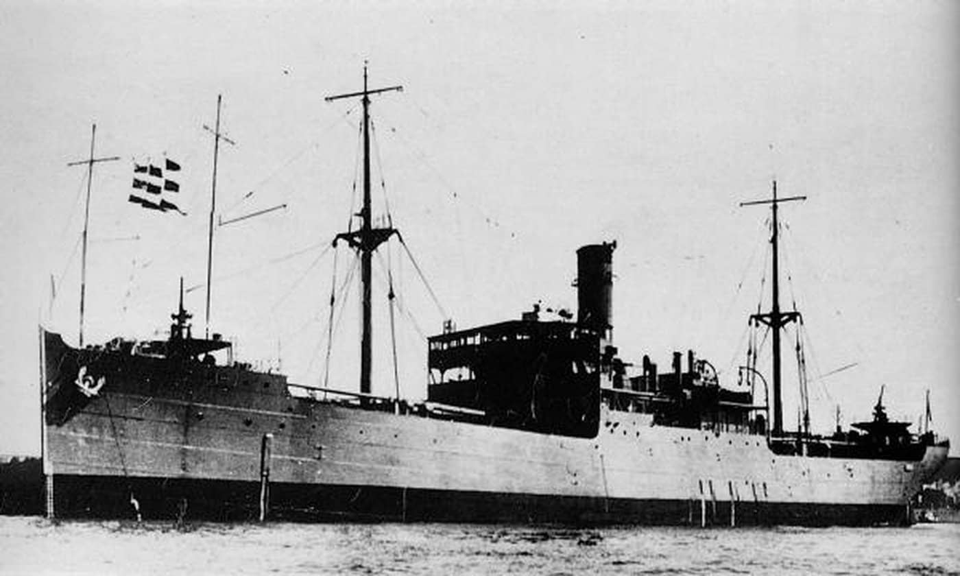 1935年前后拍摄的8000吨级室户型给炭舰(运煤船)野岛号。室户型给炭舰用于运输煤炭(以及部分其它军用物资),由三菱神户造船厂负责建造,1918-1919年间共建成2艘(室户、野岛),其中,野岛号于1943年3月3日在克雷廷角(Cape Cretin)外海遭到美军B-17重型轰炸机空袭受损沉没;室户号于1944年10月22日在奄美大岛以北海域遭到美军潜艇海狗号(USS Sea Dog)鱼雷攻击而沉没。