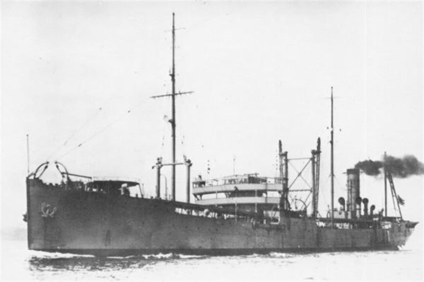1938年4月拍摄的尻矢号给油舰。1944年9月22日,尻矢号在台湾以北海域被美军潜艇击沉,本土至南洋的油料运输线持续遭盟军潜艇绞杀。