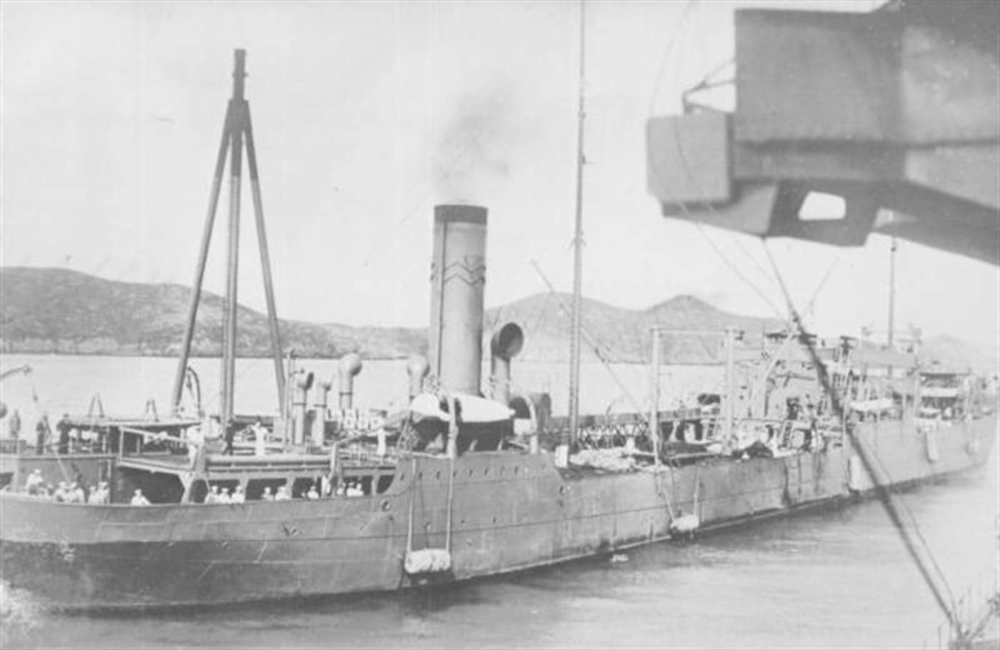 1933年至1934年前后,在中国华南沿海进行补给工作的襟裳号给油舰。1942年3月4日,襟裳号在荷属东印度海域被美军潜艇击沉,是太平洋战争初期日本第一艘战没的舰队给油舰。
