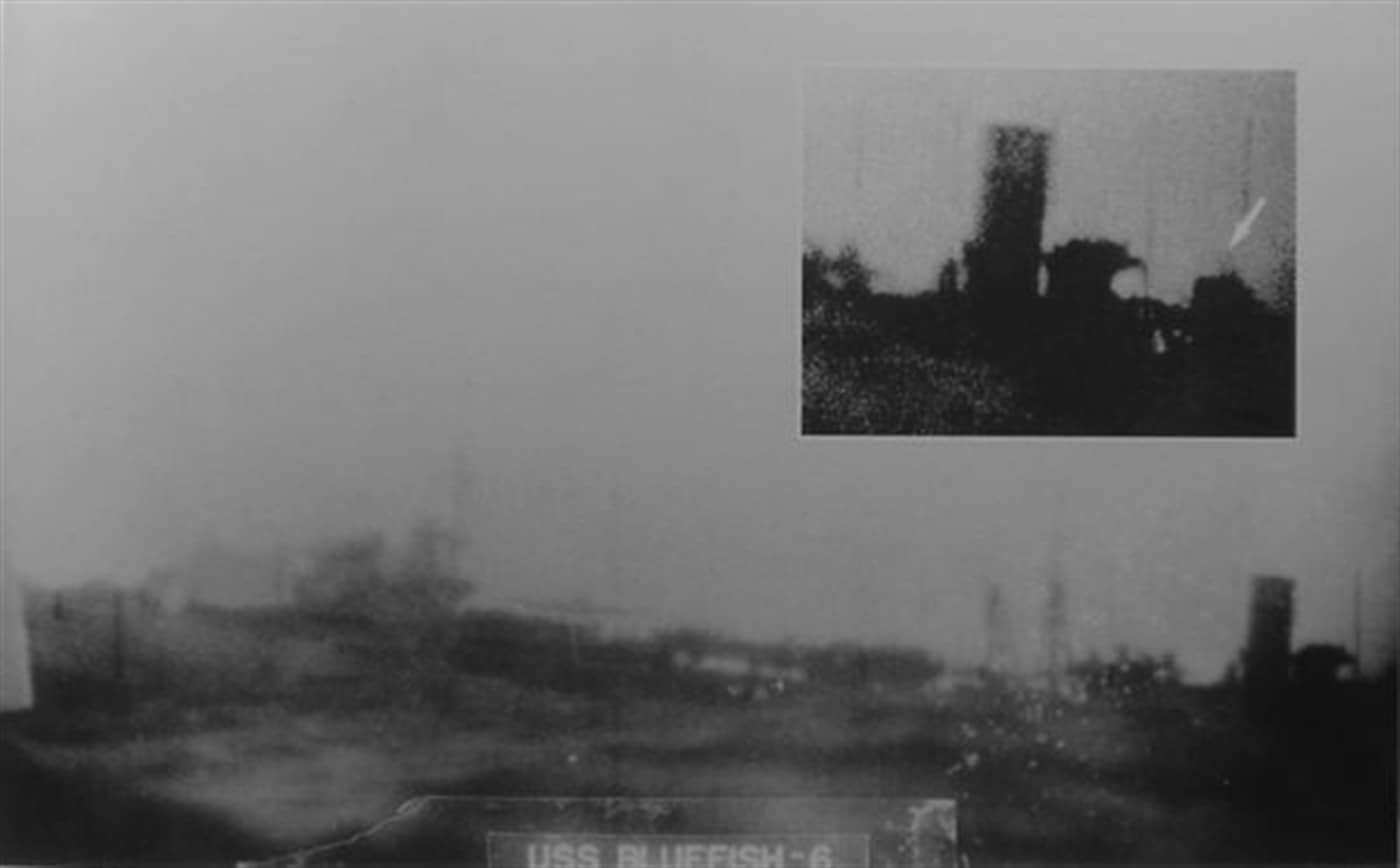 1944年8月19日,被美国潜艇蓝鱼号(USS Bluefish)发射的5枚鱼雷命中、舰尾正在下沉的速吸号给油舰。这张照片由蓝鱼号透过潜望镜拍摄,也是迄今为止速吸号留下的唯一一张照片。