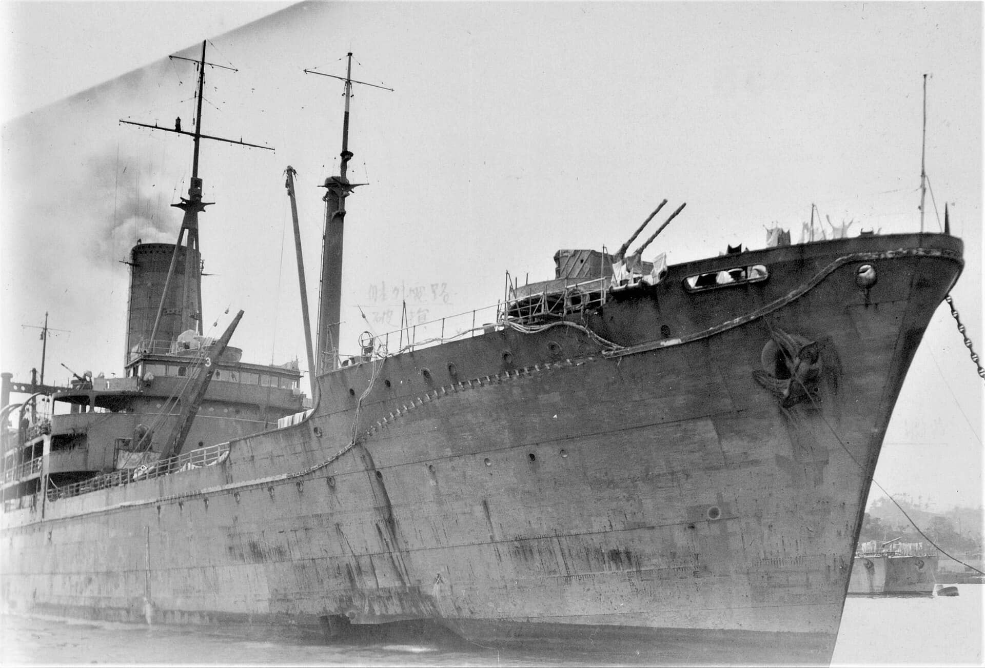 1944年3月3日,停泊在横须贺军港内的伊良湖号给粮舰。1944年9月24日,该舰与水上飞机母舰秋津岛号一起在科隆湾遭到美国特遣部队舰载机袭击,并被摧毁和遗弃。