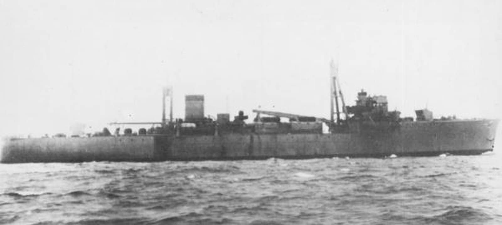 1943年4月30日,在东京湾进行海试的洲埼号给油舰。该舰是(4000吨级)洲埼型给油舰的首舰,专门负责向航空母舰补给航空用轻质油(汽油),同级建有两艘(洲埼、高崎),均在1944年间被美军空袭炸毁和潜艇击沉。