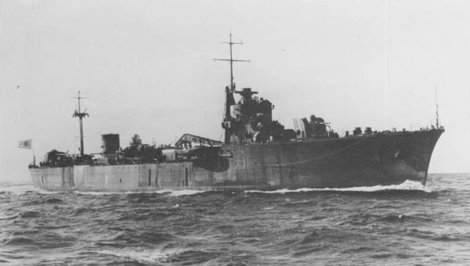 1943年1月间,在长崎外海进行海试的足摺号给油舰。该舰是(8000吨级)足摺型给油舰的首舰,与洲埼型一样,专门负责向航空母舰补给航空用轻质油(汽油),同级建有两艘(足摺、盐屋),均在1944年6月间被美军潜艇鱼雷攻击沉没。